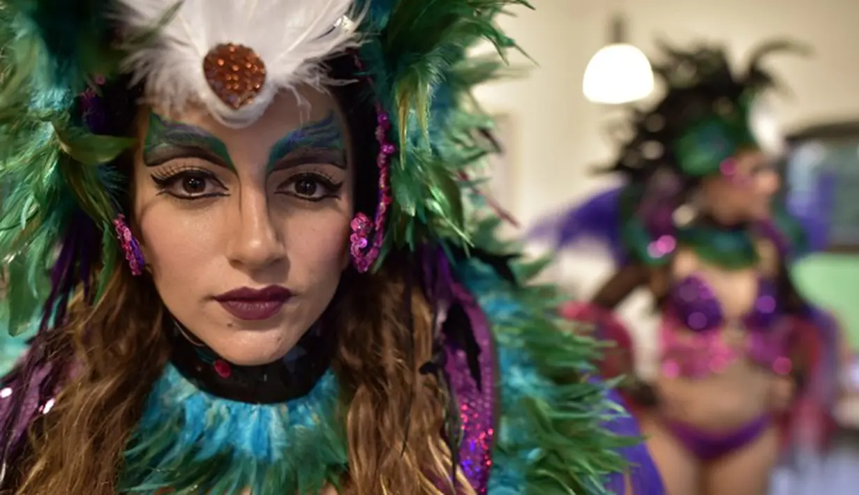 Seorang penari dari The London School of Samba berpose dalam parade karnaval Notting Hill, London, Inggris (31/8/2015). Karnaval Notting Hill ini diadakan untuk merayakan budaya Karibia yang sudah dikenal sejak 1960-an. (AFP PHOTO/LEON Neal)