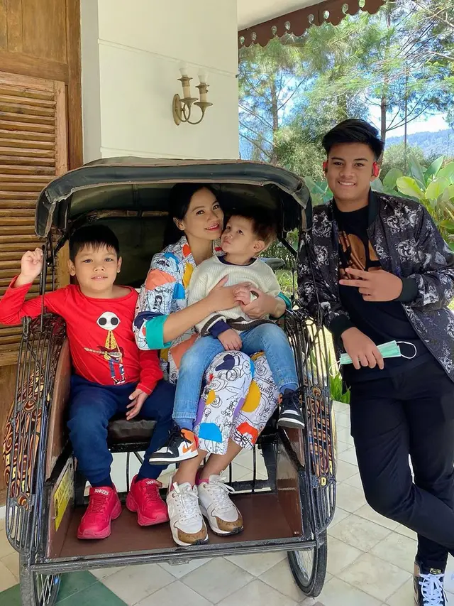 Potret Liburan Keluarga Titi Kamal di Lembang. (Sumber: Instagram/titi_kamall)