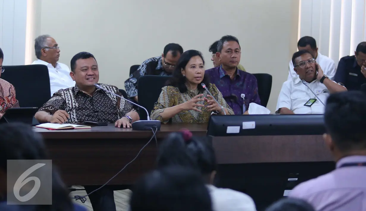 Menteri BUMN Rini Sumarno (tengah) memberikan paparannya dengan para direktur Perusahaan BUMN saat jumpa pers di Jakarta, (25/7). Acara jumpa pers ini juga digunakan Menteri BUMN untuk pemaparan program  BUMN kedepan. (Liputan6.com/Angga Yuniar)