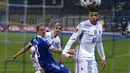 Pemain Prancis Antoine Griezmann (tengah) mencetak gol ke gawang Bosnia pada  pertandingan Grup D kualifikasi Piala Dunia 2022 di Stadion Grbavica, Sarajevo, Bosnia, Rabu (31/3/2021). Prancis menang 1-0. (AP Photo/Kemal Softic)