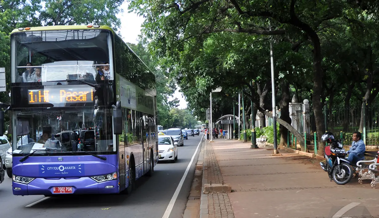 Penampakan Bus tingkat wisata atau City Tour Jakarta saat melintas di kawasan Monas, Jakarta, Sabtu (10/1/2015). (Liputan6.com/Miftahul Hayat)