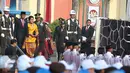 Presiden Jokowi bersama Ibu Negara, Iriana tiba di Monumen Pancasila Sakti, Jakarta, Kamis (1/10).‎ Jokowi memimpin Peringatan Hari Kesaktian Pancasila yang bertema Kerja Keras dan Gotong Royong Melaksanakan Pancasila. (Liputan6.com/Faizal Fanani)