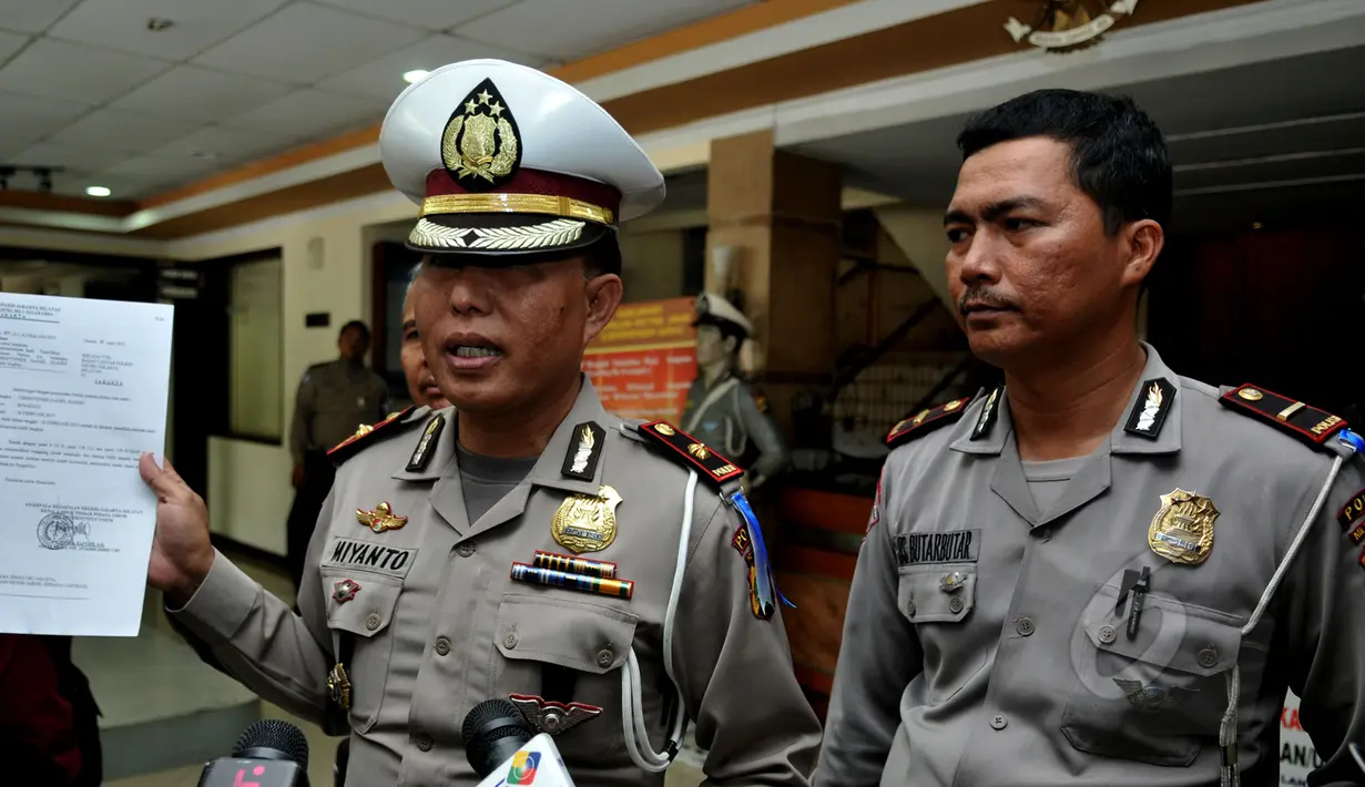 Petugas Polda Metro Jaya menyerahkan tersangka atas nama Christopher Daniel Sjarif berikut barang bukti dan berkas kasus kecelakaan Pondok Indah, Jakarta Selatan ke Kejaksaan Negeri Jakarta Selatan, Kamis (16/4/2014). (Liputan6.com/Johan Tallo)