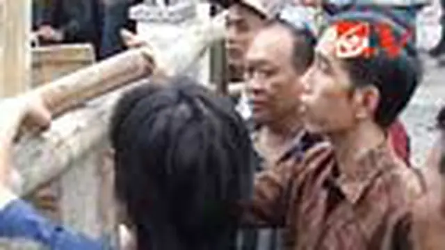 Warga Bongkar Barikade Kayu dan Bambu