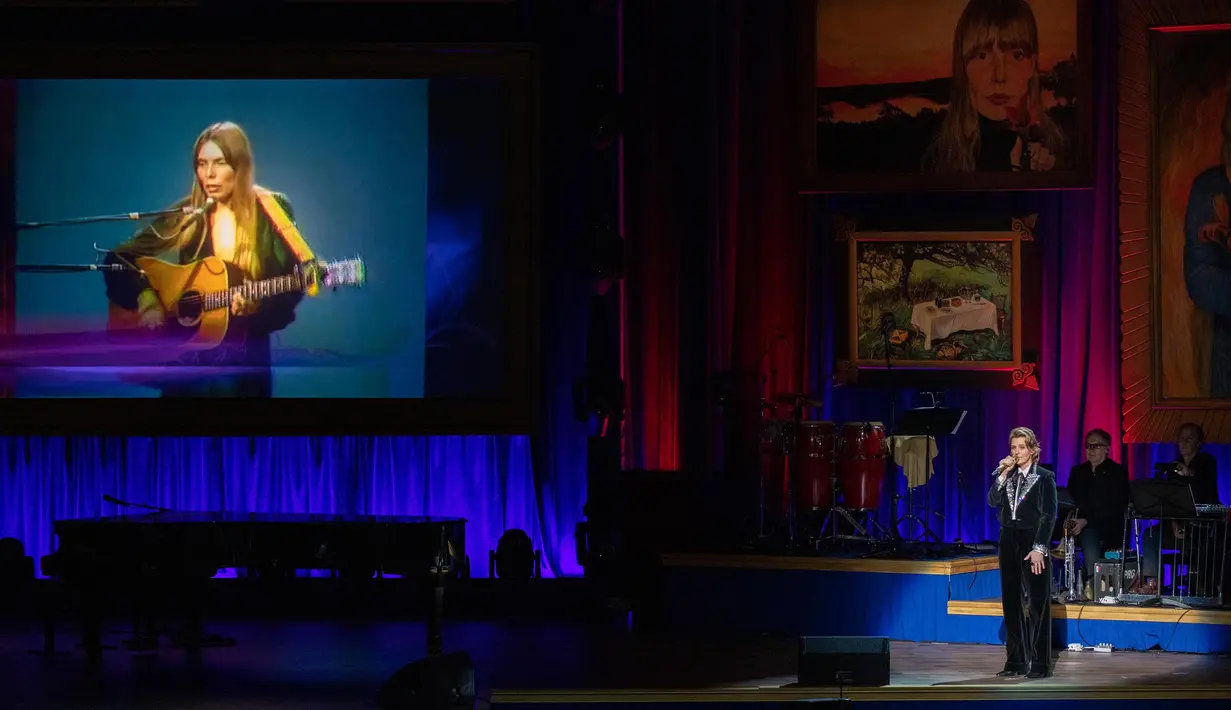 Brandi Carlile tampil pada acara penyerahan Gershwin Prize di DAR Constitution Hall Washington pada hari Rabu, 1 Maret 2023. Gershwin Prize merupakan penghargaan atas kontribusi seumur hidup seorang musisi pada musik popular. Pemenang tahun ini adalah Joni Mitchell. (AP Photo/Amanda Andrade-Rhoades)