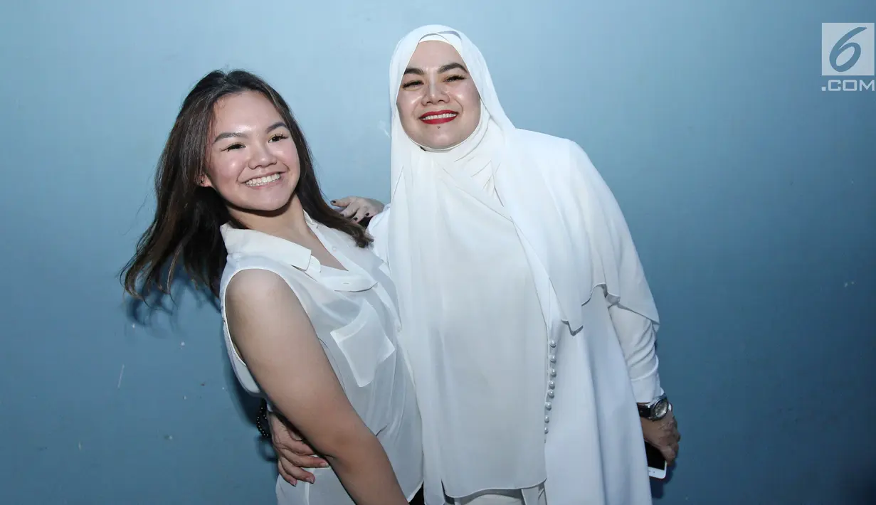 Sarita Abdul Mukti (kanan) dan putrinya Shafa Harris berpose untuk difoto usai mengisi acara di kawasan Kapt. Tendean, Jakarta, Senin (20/11). (Liputan6.com/Herman Zakharia)