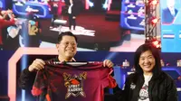 Marlo Budiman, Presiden Direktur & CEO PT Link Net Tbk (First Media) bersama dengan Ferliana Suminto, Content & eSports Director PT Link Net Tbk (First Media) memperkenalkan Jersey resmi tim profesional milik First Media, First Raiders.