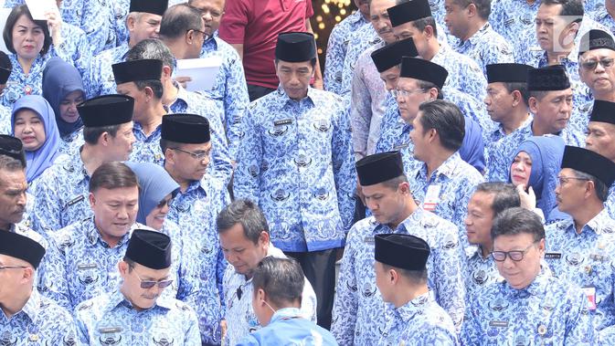 Presiden Joko Widodo (Jokowi) bersiap berfoto bersama Aparatur Sipil Negara (ASN) seusai membuka Rapat Kerja Nasional Korps Pegawai Republik Indonesia (KORPRI) 2019 di Istana Negara, Jakarta, Selasa (26/2). (Liputan6.com/Angga Yuniar)