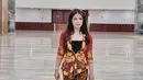 Terlihat lebih elegan, Tina Toon kenakan kebaya sebagai outer yang kekinian. Berpadu dengan midi skirt batik. [@tinatoon101]