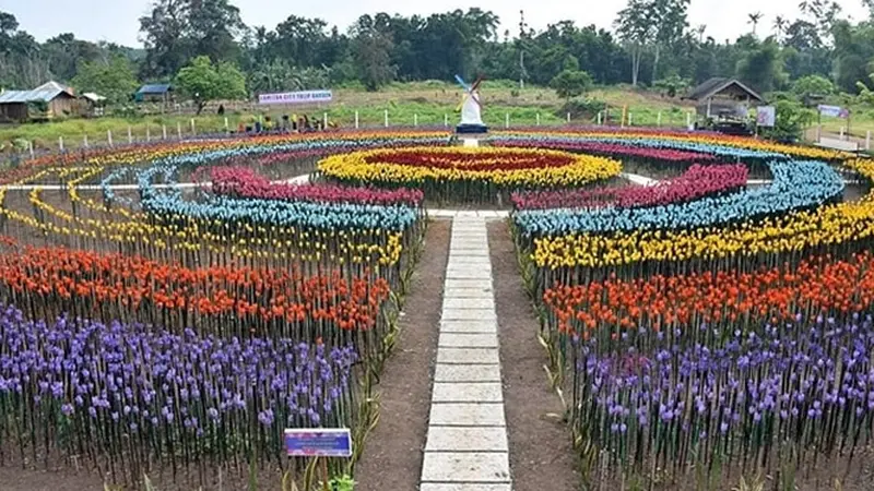 Unik, Kota Ini Ubah Sampah Plastik Jadi Taman Bunga Indah