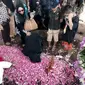 Diana, Istri Ivy Safatillah mencium makam suaminya (Liputan6.com/ Fathi Mahmud)