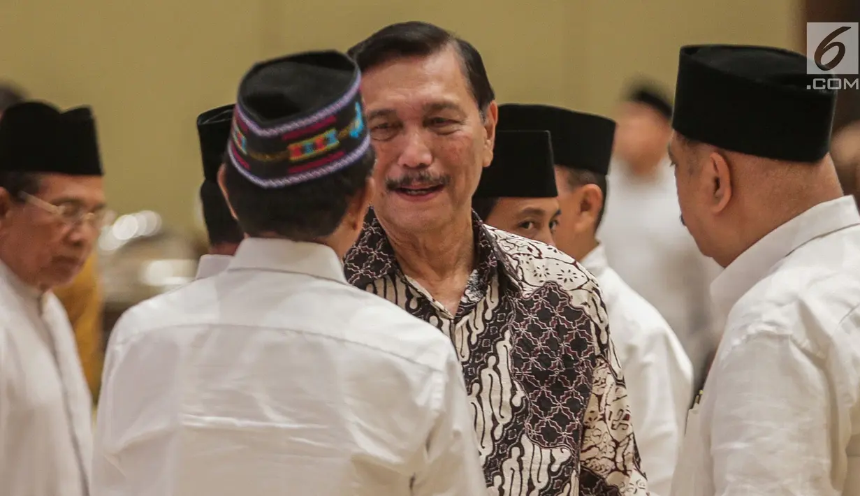 Menko Maritim Luhut Binsar Pandjaitan berbincang saat menghadiri acara Buka Puasa Bersama Partai Golkar, di Jakarta, Minggu (19/5/2019). Kegiatan tersebut mengangkat tema Menjemput Kemenangan Ramadan. (Liputan6.com/Faizal Fanani)