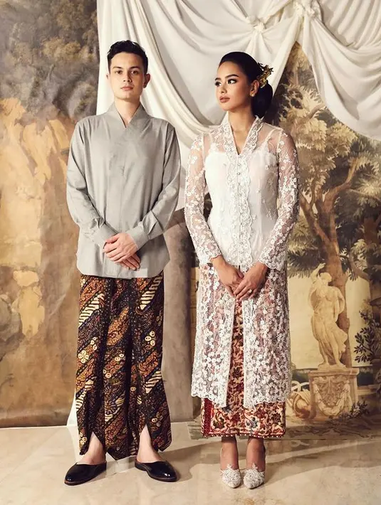Terbaru, Amanda Khairunnisa kembali mengenakan kebaya untuk salah satu foto prewedding-nya. Ia mengenakan kebaya panjang berwarna putih yang dipadukan dengan kain batik bernuansa merah. (instagram/akhairunnisa)
