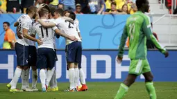 Selebrasi pemain Timnas Perancis usai Paul Pogba berhasil menjebol gawang Nigeria di laga 16 besar Piala Dunia 2014 di Stadion Nasional Brasilia, (30/6/2014). (REUTERS/Jorge Silva)