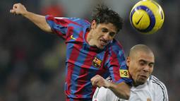 Edmilson bergabung dengan Lyon dari Sao Paulo sebelum memperkuat Barcelona tahun 2004. Peran Edmilson sangat penting di lini tengah Barcelona saat meraih gelar Liga Champions dan La Liga. (AFP/Javier Soriano)