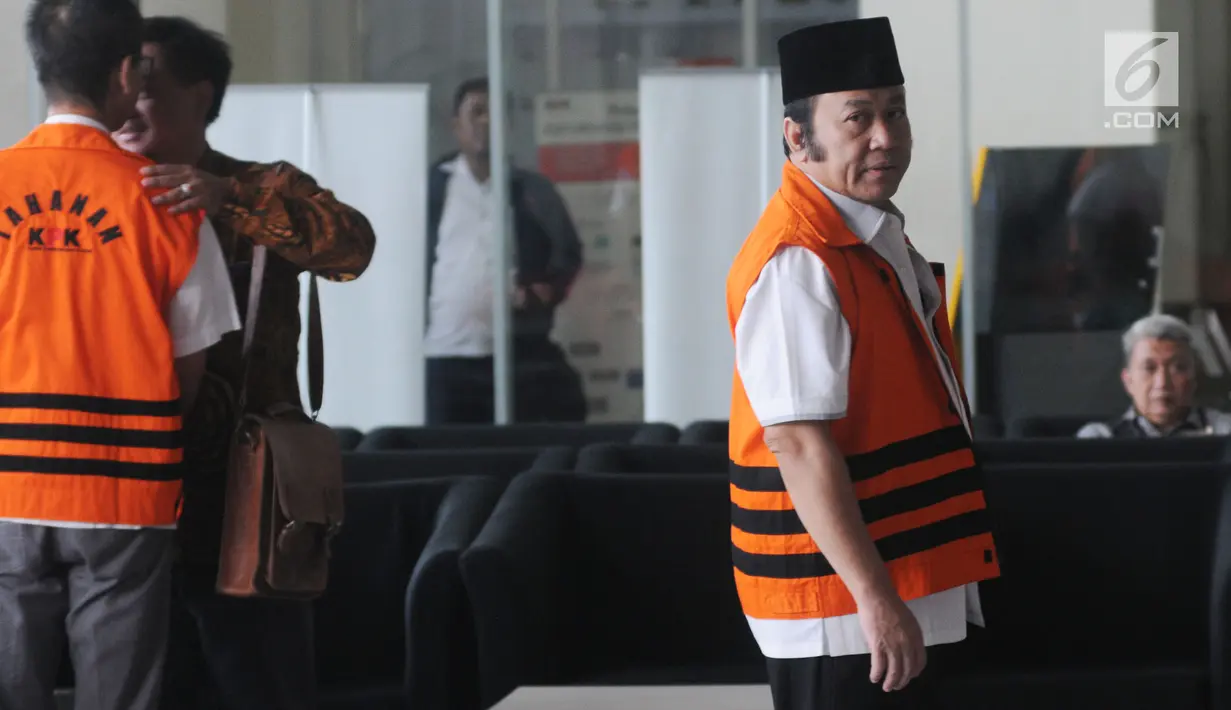 Bupati Lampung Selatan nonaktif Zainudin Hasan (kanan) mendatangi Gedung KPK untuk pemeriksaan, Selasa (9/10). Adik Ketua MPR Zulkifli Hasan itu diperiksa untuk melengkapi berkas penyidikan Kadis PUPR Lampung Selatan Anjar Asmara (Merdeka.com/Dwi Narwoko)