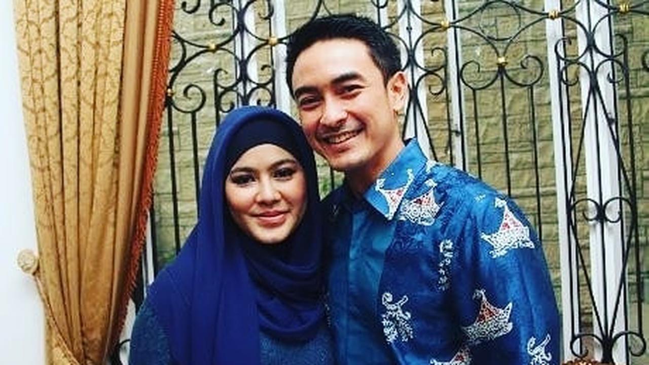 Momen Kenangan Manis Zumi Zola dan Istri