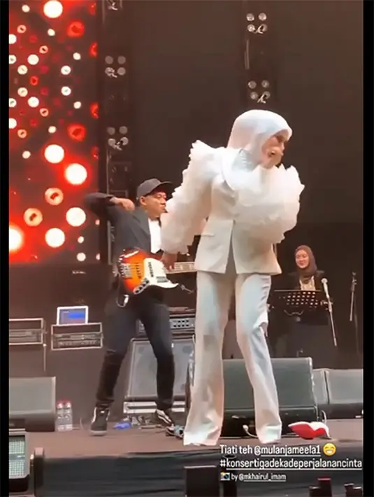 Dalam dalam acara yang digelar di Malang Jawa Timur tersebut, Mulan mengenakan pakaian putih-putih termasuk sepatunya. [Instagram/mulanjameela1]