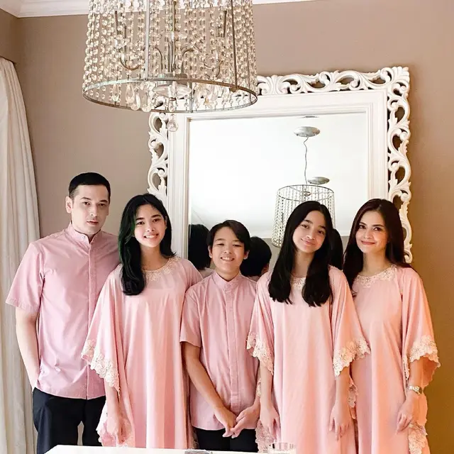 Tak Sedarah, Ini 6 Potret Sydney Anak Cut Tari dan Chanella Saudara Sambungnya