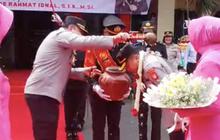 Kombes Polisi Disiram Air Kembang Hingga Basah Kuyup, Sang Istri Usap Punggungnya