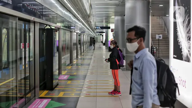 FOTO: Libur Lebaran di Tengah Pandemi, MRT Sepi Penumpang