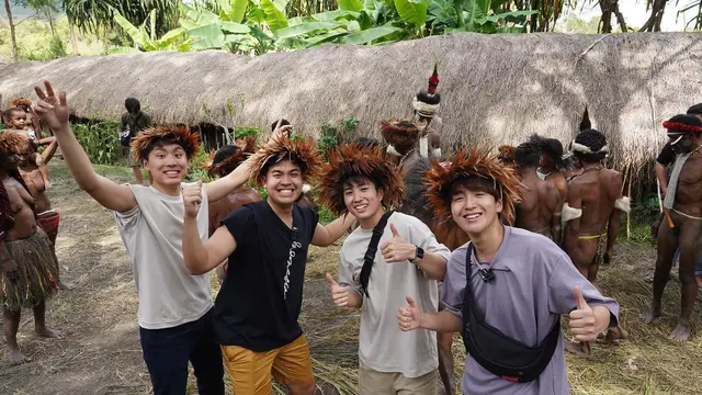 6 Potret Keseruan Jerome Polin Kunjungi Pedalaman Papua Bareng Waseda Boys