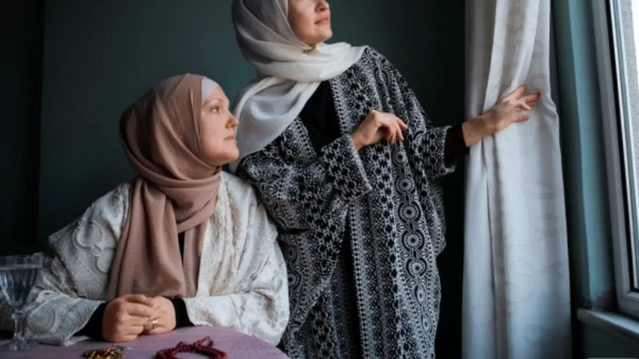 Ilustrasi Gamis dengan Outer Cardigan Panjang (Credit: Freepik)
