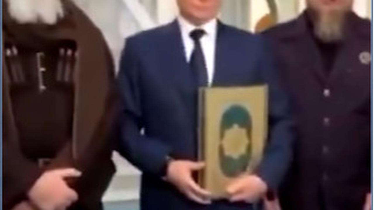 Momen Presiden Putin Masuk Masjid Lalu Cium & Peluk Alquran, ini Videonya