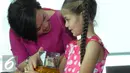Isabella sang pemeran utama serial Elif mendapat hadiah saat mengunjungi kantor SCTV di Senayan, Jakarta, Senin (24/8/2015). Kehadiran Isabella bersama pemeran serial elif lainnya dalam rangka memeriahkan HUT SCTV ke-25. (Liputan6.com/Faisal R Syam)