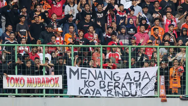 Spanduk unik Persija