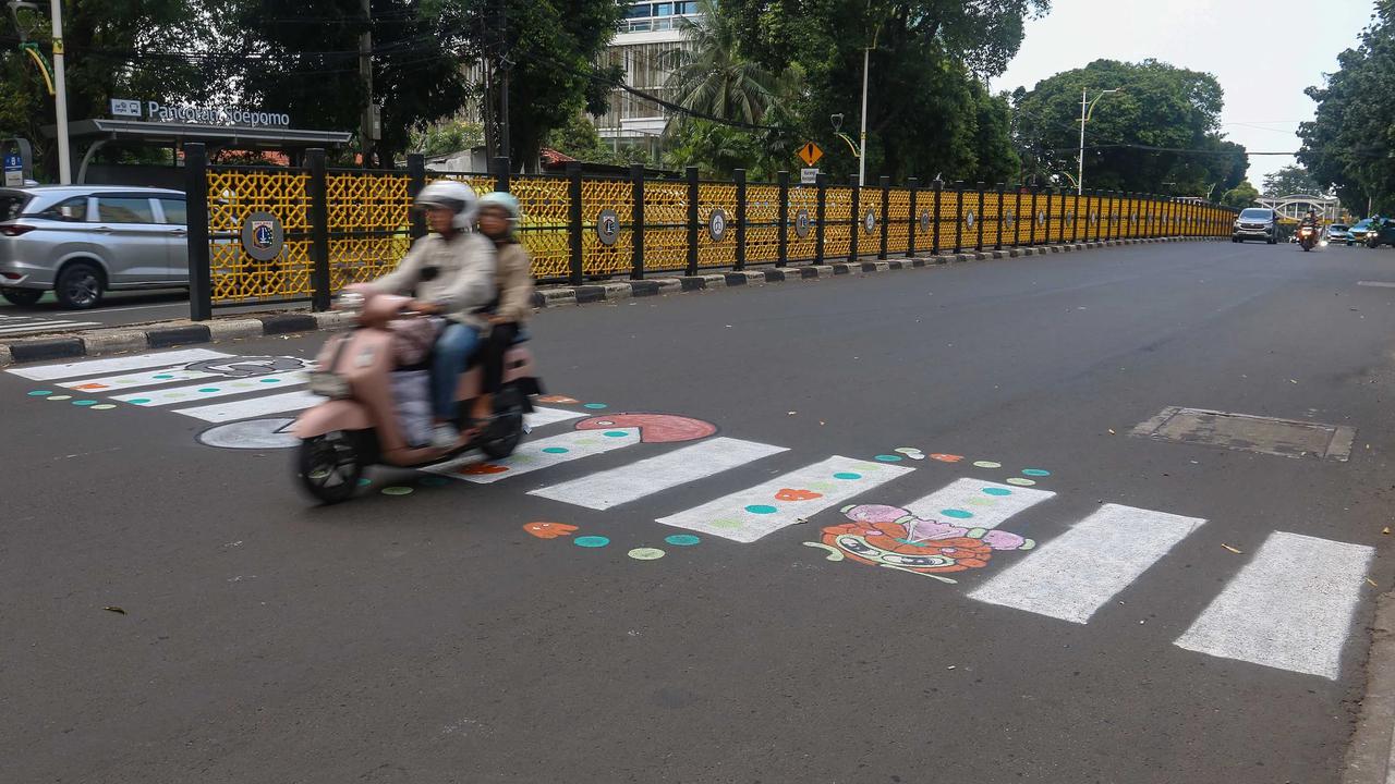 FOTO: Zebra Cross Unik Kreatif Warga di Jalan Soepomo Jadi Perhatian Publik