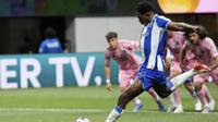 Samu Aghehowa dari Porto mencetak gol dari titik penalti dalam pertandingan Grup A Piala Dunia Antarklub antara Inter Miami dan Porto di Atlanta, Kamis, 19 Juni 2025. (AP Photo/Brynn Anderson)
