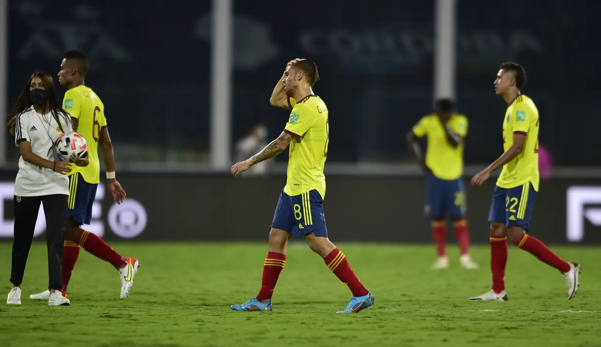 Para pemain Kolombia meninggalkan lapangan setelah kalah 1-0 dari Argentina pada laga Kualifikasi Piala Dunia 2022 Zona Conmebol di Estadio Mario Alberto Kempes di Cordoba, Argentina, Rabu (2/2/2022). Argentina menang tipis atas Kolombia 1-0. (AP Photo/Gustavo Garello)