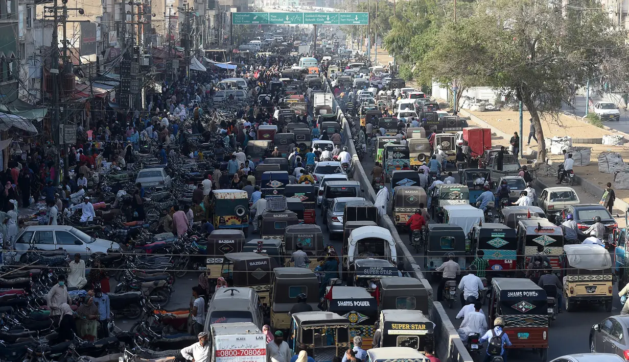 Sejumlah kendaraan terjebak kemacetan lalu lintas di jalan setelah pemerintah melonggarkan penguncian nasional (lockdown) di Karachi, Senin (18/5/2020). Pelonggaran dilakukan kendati Pakistan mengalami kenaikan jumlah orang yang terinfeksi virus corona sejak lockdown diberlakukan. (Asif HASSAN/AFP)