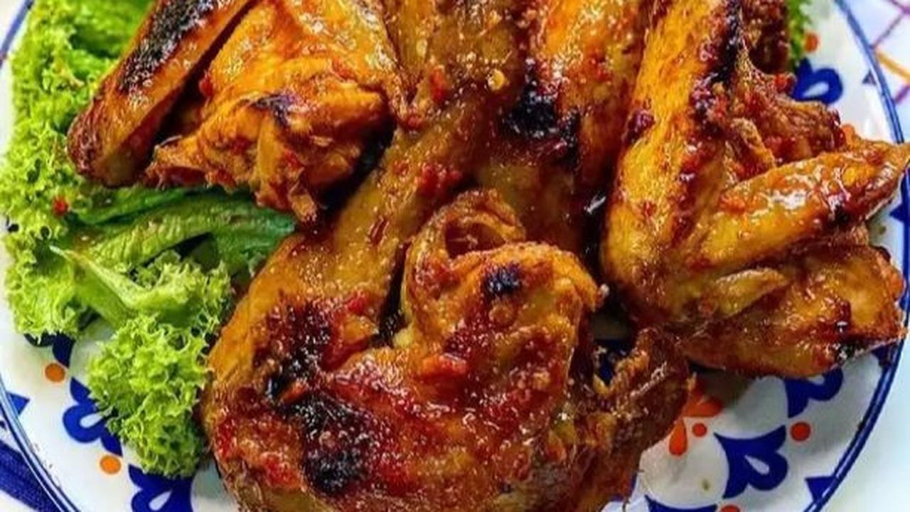 Bahan:<br><br>- 1 ekor ayam kampung<br><br>- 2 buah jeruk nipis<br><br>- 1 sdm kecap manis<br><br>- 100 gram gula merah, sisir<br><br>- 3 lembar daun jeruk, sobek-sobek<br><br>- 2 batang serai, geprek<br><br>- 500 ml santan dan air