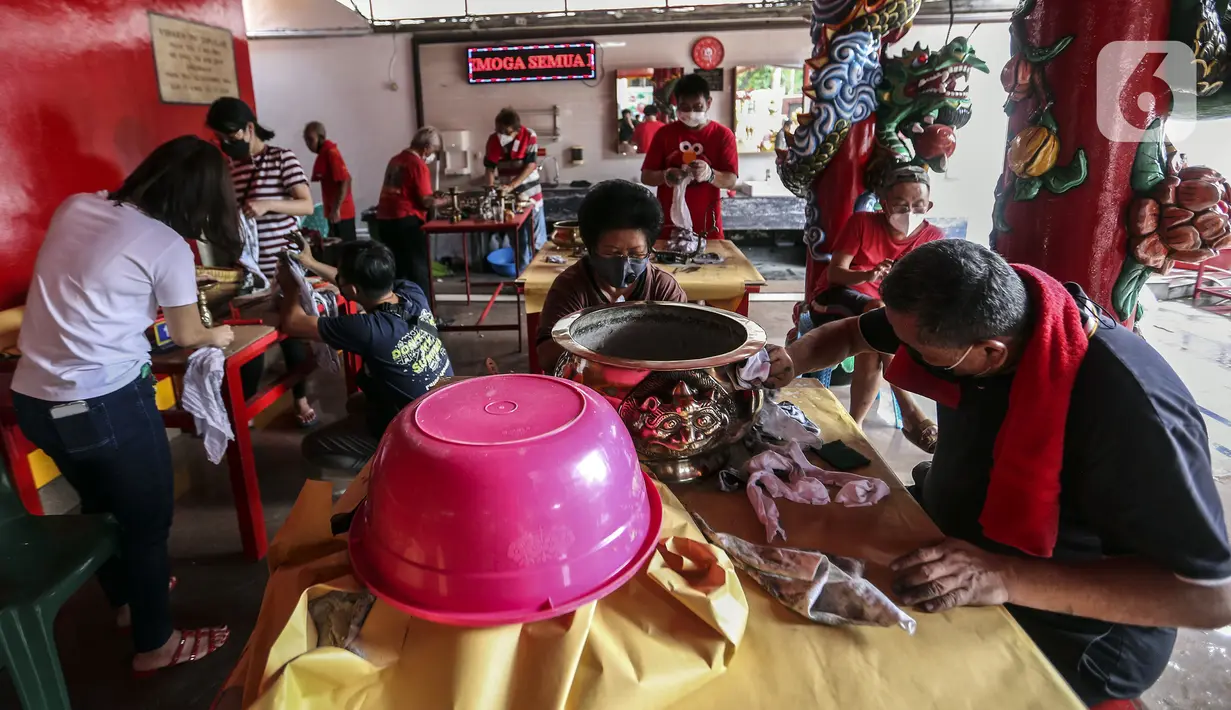 Warga membersihkan berbagai benda di Vihara Amurva Bhumi, Jakarta, Selasa (25/1/2022). Kegiatan bersih-bersih tersebut dilakukan dalam rangka menyambut perayaan Imlek 2573 Kongzili pada 1 Februari 2022 mendatang. (Liputan6.com/Johan Tallo)