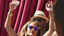 Penyanyi Jennifer Lopez saat berjoget saat hadir dalam acara "Karnaval Del Sol" pesta kolam renang di Drai Beach Club - Nightclub di The Cromwell Las Vegas pada 29 Mei 2016. (Ethan Miller/Getty Images/AFP)