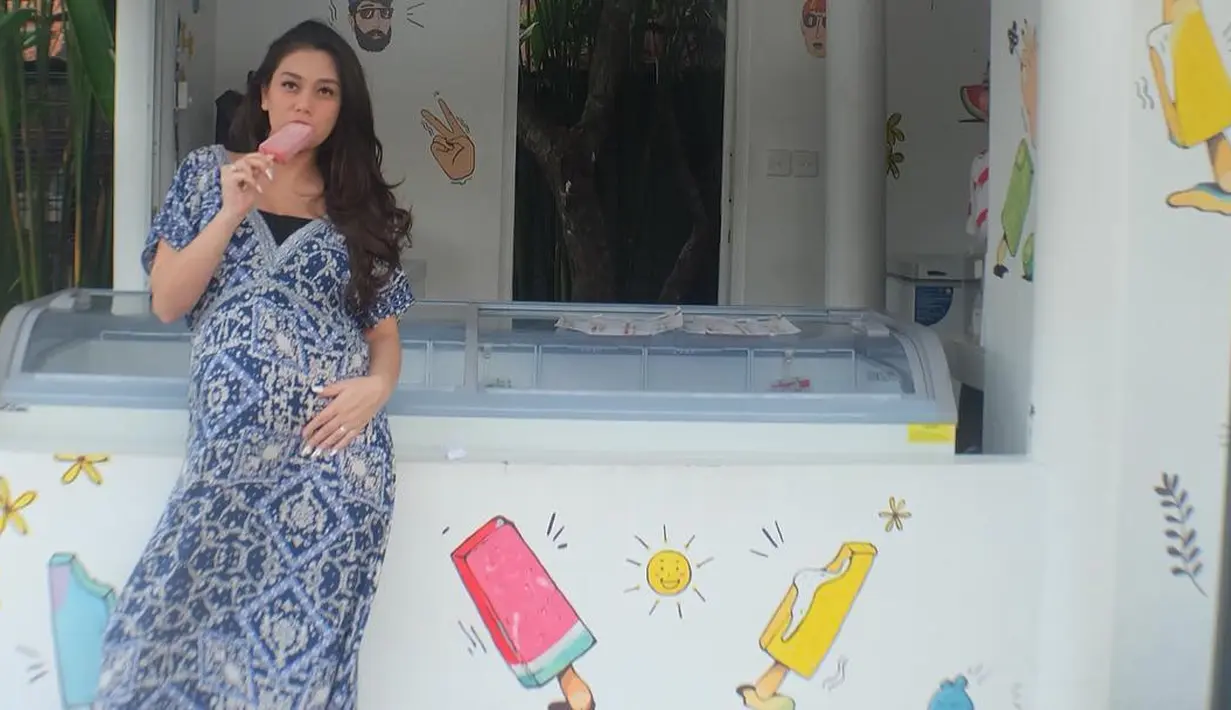 Saat mengandung anak pertamanya bersama Stefan Wiliam yang merupakan anak ketiganya, tubuh Celine memang lebih besar dari sebelumnya. Namun penampilannya tetap kece dan memesona. (Instagram/celine_evangelista)