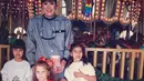 Kris Jenner bagikan momentum Natal ketika Kim, Khloe, dan Kourtney Kardashian di usia dini. [Foto: Instagram/ Kris Jenner]