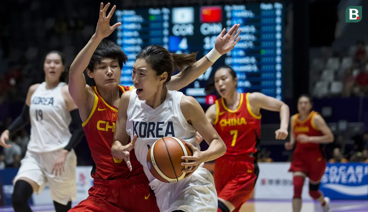 Pebasket China saat melawan Korea Bersatu pada laga final basket wanita Asian Games di Istora, Jakarta, Sabtu (1/9/2018). China menang 71-65 atas Korea Bersatu. (Bola.com/Vitalis Yogi Trisna)