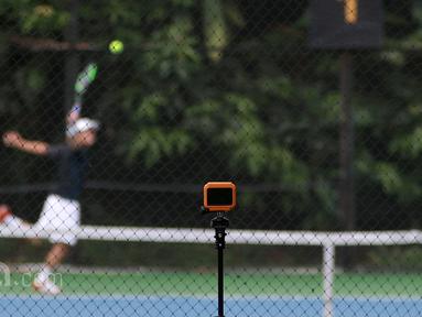 Selain bertanding para petenis juga merekam aksi lawannya pada ajang Combiphar Tennis Open 2017 di Hotel Sultan, Jakarta. Senin (13/2/2017). (Bola.com/Nicklas Hanoatubun)