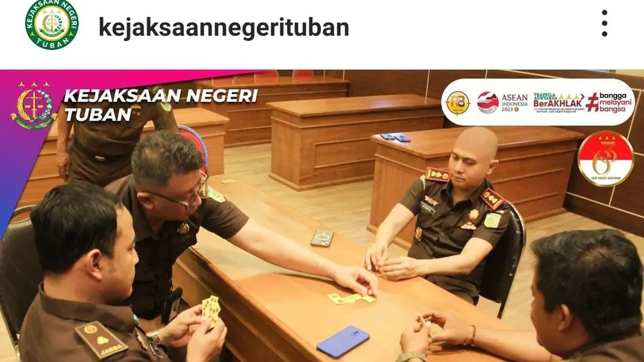 Pegawai Kejaksaan Tuban asyik bermain domino dengan menggunakan seragam dinas. (Istimewa)