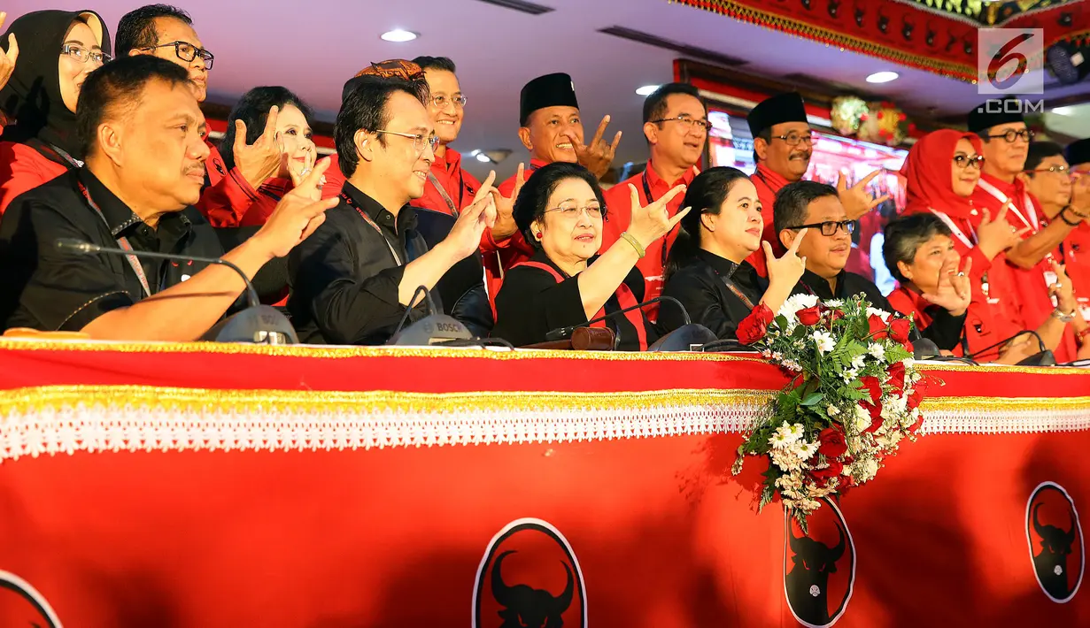 Megawati Soekarnoputri selaku Ketua Umum terpilih (ketiga kiri) usai mengumumkan susunan pengurus DPP PDIP periode 2019-2024 dalam hari terakhir Kongres V PDIP di Bali, Sabtu (10/8/2019). Setelah mengumumkan struktur kepengurusan DPP PDIP, Megawati langsung melantik mereka (Liputan6.com/Johan Tallo)