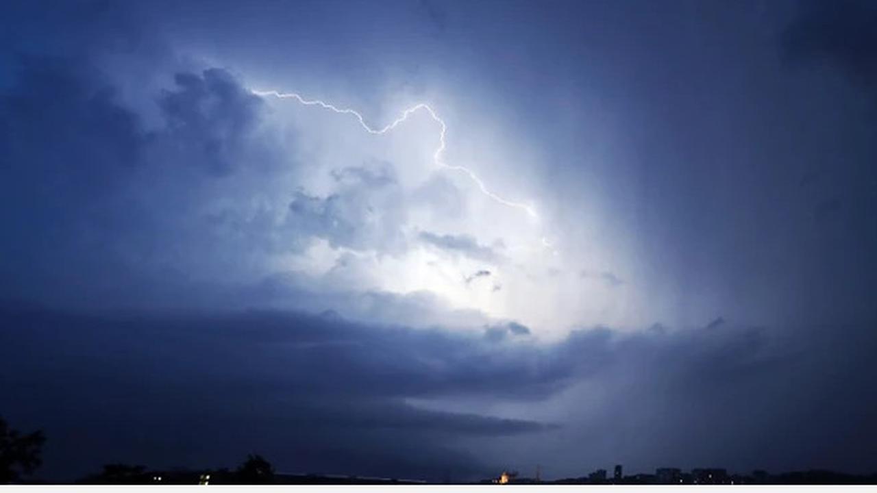 Ilustrasi petir. (AFP/Valery Hache)