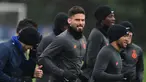 Pemain Chelsea Olivier Giroud (tengah) berlatih bersama rekan-rekannya di Cobham Training Ground, Stoke D'Abernon, Inggris, Senin (24/2/2020). Chelsea akan menjamu Bayern Munchen pada leg pertama babak 16 besar Liga Champions. (Glyn KIRK/AFP)