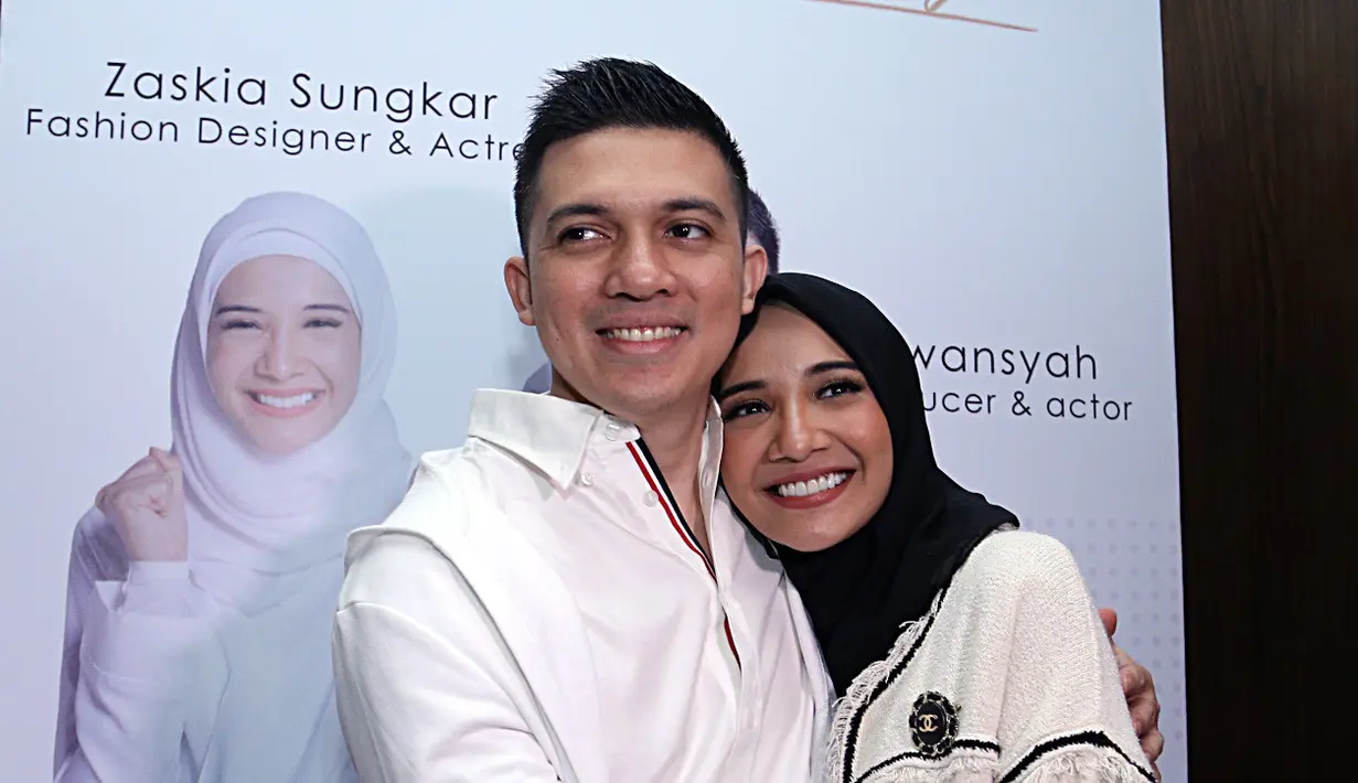 Dengan bisnis barunya, Irwansyah mengaku tengah fokus menekuninya. Setiap pagi harus ke kantor. Apalagi bisnis travel memerlukan perhatian yang lebih dibanding dari sekedar bisnis kue. Lantaran terkait kepuasan pelanggannya. (Deki Prayoga/Bintang.com)