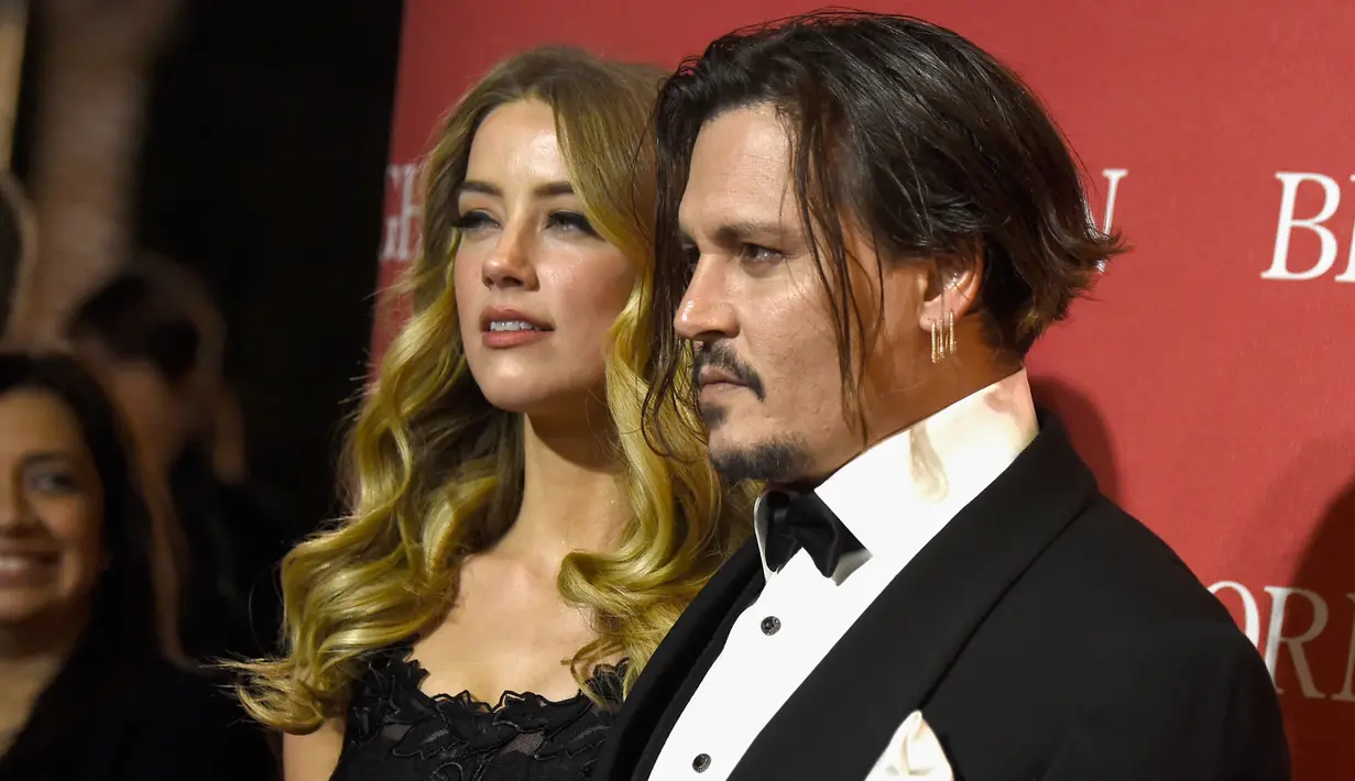 Pasangan seleb, Johnny Depp dan Amber Heard saat menghadiri 27th Annual Palm Springs International Film Festival Awards Gala di California, 2 Januari 2016. Amber Heard dikabarkan menggugat cerai Johnny Depp ke pengadilan pada Senin (23/5) lalu. (AFP)
