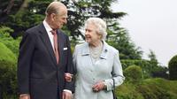 Dalam foto file 18 November 2017 ini memperlihatkan Ratu Inggris Elizabeth II dan Duke of Edinburgh Pangeran Philip, berpose untuk foto di Broadlands yang menandai ulang tahun pernikahan berlian mereka. (Fiona Hanson/PA via AP)