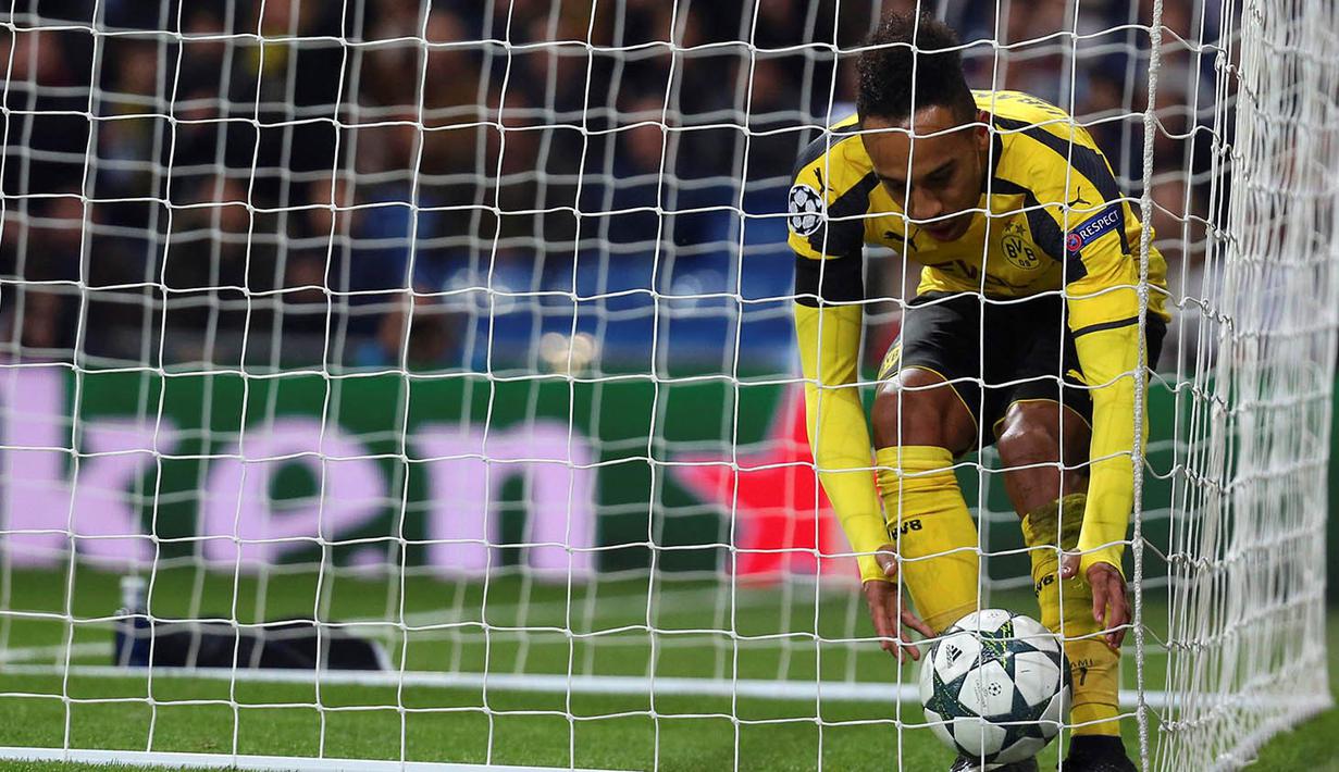 Striker Dortmund, Pierre-Emerick Aubameyang, usai membobol gawang Real Madrid. Hasil imbang ini membuat Dortmund keluar sebagai juara Grup F Liga Champions. (Reuters/Susana Vera)