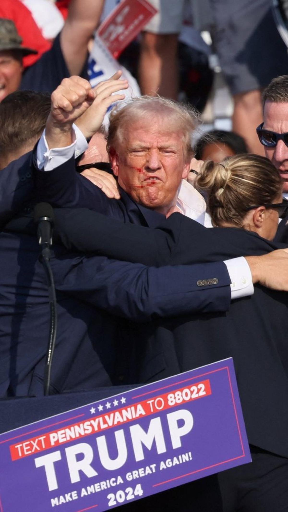 Ekspresi Donald Trump mengangkat tangannya ke hadapan para pendukung setelah ditembak saat kampanye&nbsp;di Butler Farm Show, Butler, Pennsylvania, Amerika Serikat, pada Minggu (13/7) pagi WIB.&nbsp;Foto: REUTERS